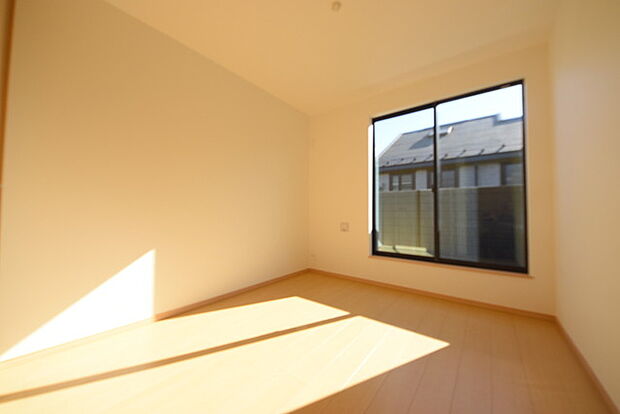 どんな家具にでも相性が良い清潔感ある白色調のクロスを採用。主張しすぎない配色、耐久性にも優れた床材は日々のメンテナンスも楽に、快適に過ごして頂けるよう考えられています。 