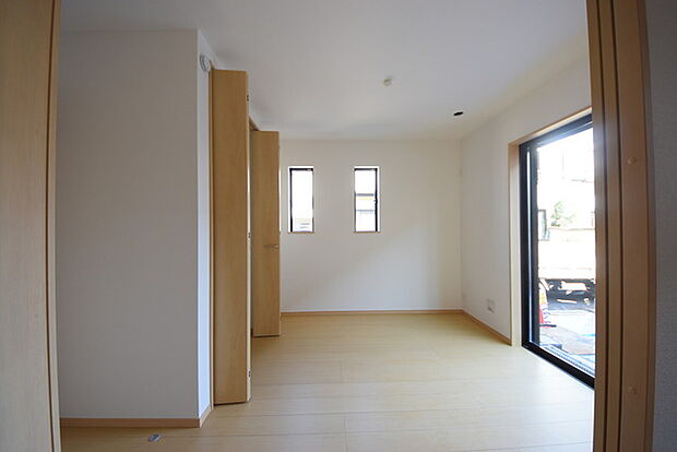 今からここを誰のお部屋にしようか、そんな洋室。大きさは1階洋室5帖です。