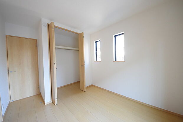 今からここを誰のお部屋にしようか、そんな洋室。大きさは5.0帖です。 