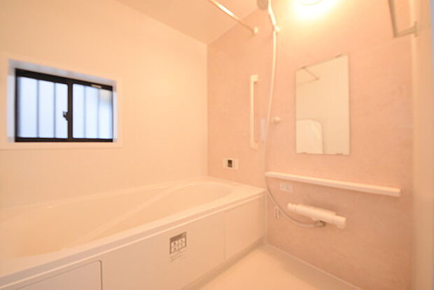 一緒にお風呂に入っている子供達の声がリビングまで聞こえてきそうな広々とした1坪バス 
