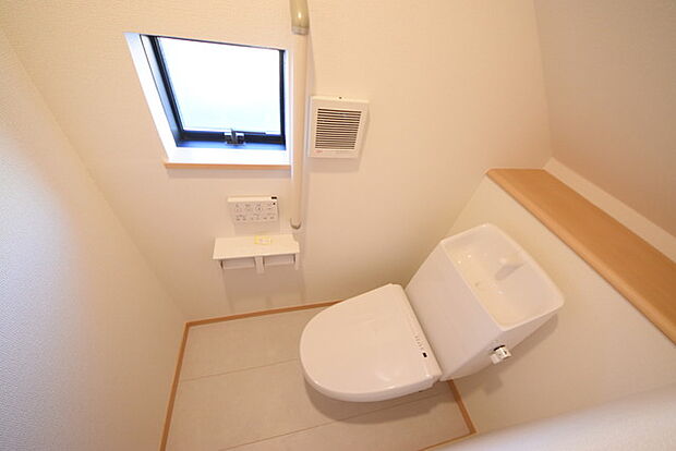 ウォシュレット機能付きのトイレ。換気のしやすい窓付きで、収納もあり実用性も兼ね備えた造り。