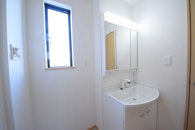 使い勝手の良い洗面台、窓があることで換気もしやすく清潔感のある空間を保てます。 