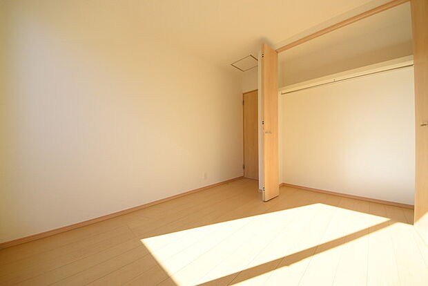 今からここを誰のお部屋にしようか、そんな洋室。大きさは5.25帖です。 2階の中央の部屋