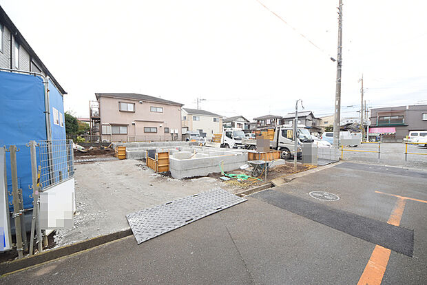 セカンドカーや来客時にも便利なカースペース2台分ございます。 