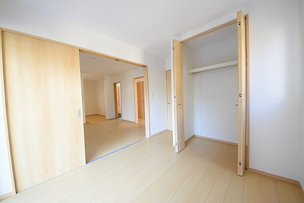 今からここを誰のお部屋にしようか、そんな洋室。大きさは5帖です。