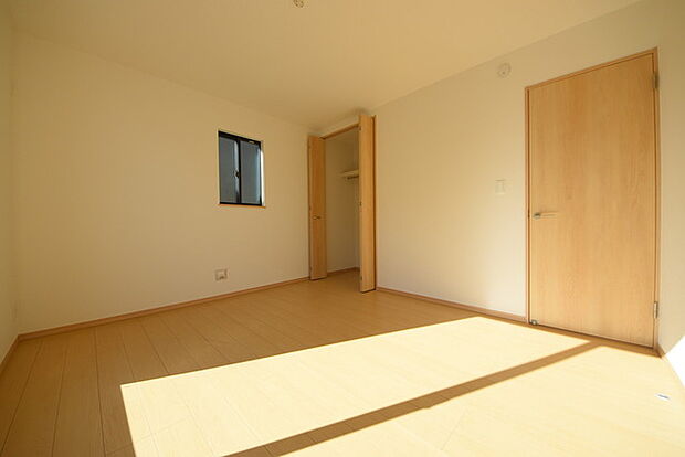 今からここを誰のお部屋にしようか、そんな洋室。大きさは7帖です。 