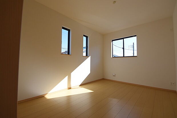 今からここを誰のお部屋にしようか、そんな洋室。大きさは6.0帖です。