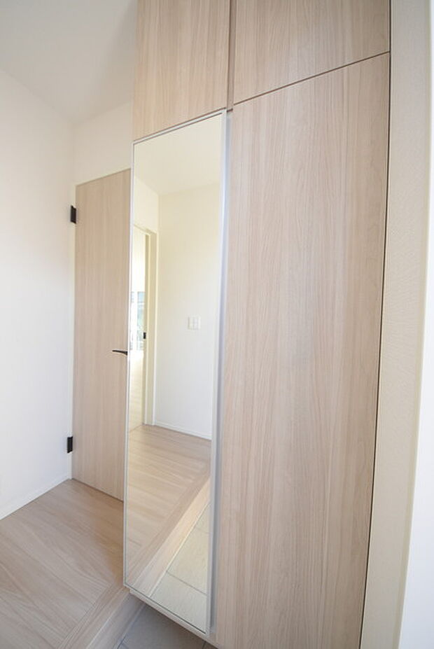 お宅の顔となる明るく開放的な玄関。ご家族皆様様の靴を収納できるスペースと全身鏡があり、お出掛け前に身だしなみチェックもできます。 