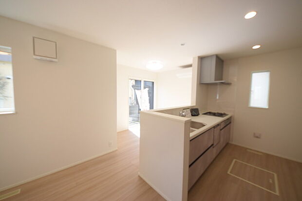 明るい光が降り注ぐ窓があるキッチンはお料理を作る時の気持ちもいつもより明るくなります。近くに窓があるので換気もしやすいですね。 