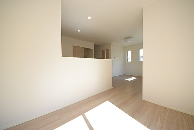 家族団欒のリビング。陽光差し込む食卓には家族の会話とスマイルが溢れます。いつまでもここで食卓を囲みたくなる、そう感じさせてくれるスペース。