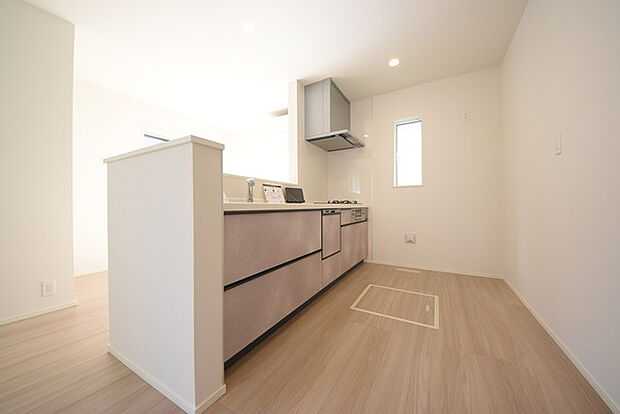 明るい光が降り注ぐ窓があるキッチンはお料理を作る時の気持ちもいつもより明るくなります。近くに窓があるので換気もしやすいですね。 