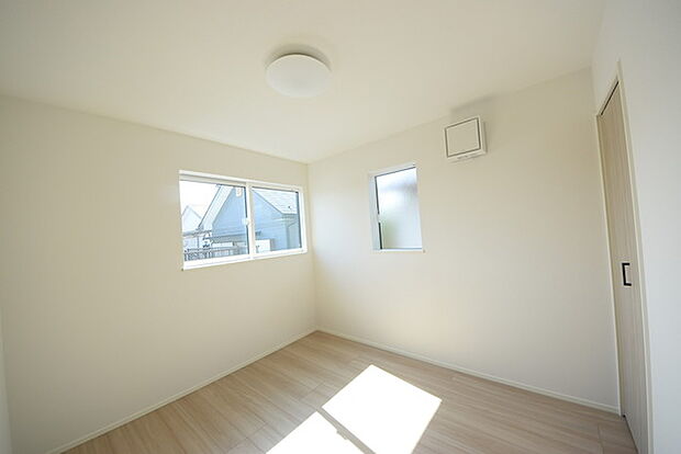 今からここを誰のお部屋にしようか、そんな洋室。大きさは5.28帖です。南西角部屋