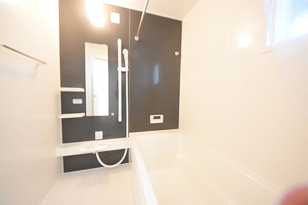 一緒にお風呂に入っている子供達の声がリビングまで聞こえてきそうな広々とした1坪バス