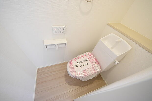 ウォシュレット機能付きのトイレ。収納もあり実用性も兼ね備えた造り。