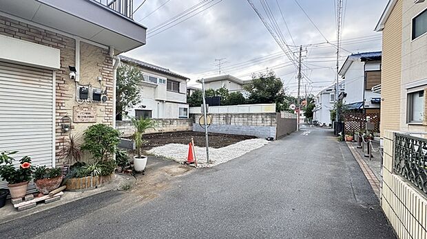 4m幅員の道路に面しておりお車の運転が苦手な方でも安心して出入りいただけます。 