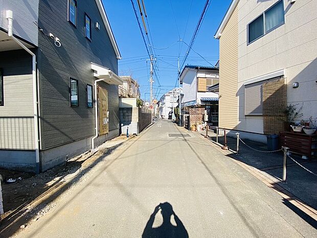 戸建てが立ち並ぶ静かな住宅街。四季折々の移り変わりを感じながら自然と楽しみ、暮らす、そんな毎日を日々の中で感じられる住環境