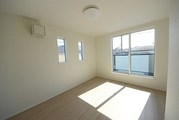 今からここを誰のお部屋にしようか、そんな洋室。大きさは7.3帖です。