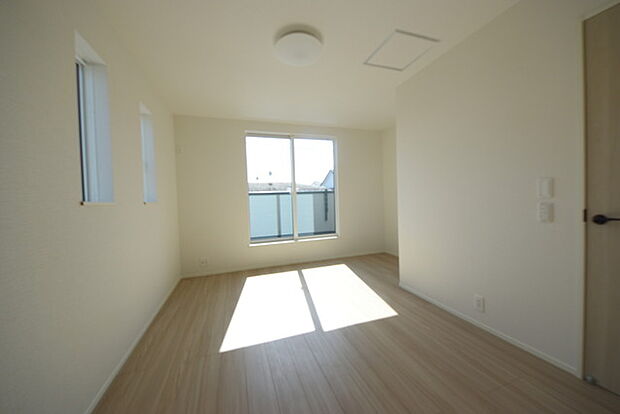 どんな家具にでも相性が良い清潔感ある白色調のクロスを採用。主張しすぎない配色、耐久性にも優れた床材は日々のメンテナンスも楽に、快適に過ごして頂けるよう考えられています。 