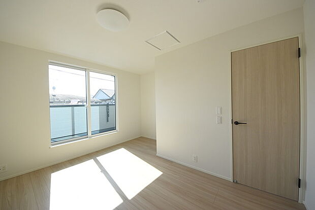 今からここを誰のお部屋にしようか、そんな洋室。大きさは7.3帖です。