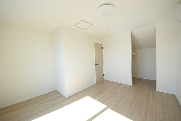 今からここを誰のお部屋にしようか、そんな洋室。大きさは7.3帖です。