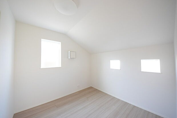 今からここを誰のお部屋にしようか、そんな洋室。大きさは4.5帖です。