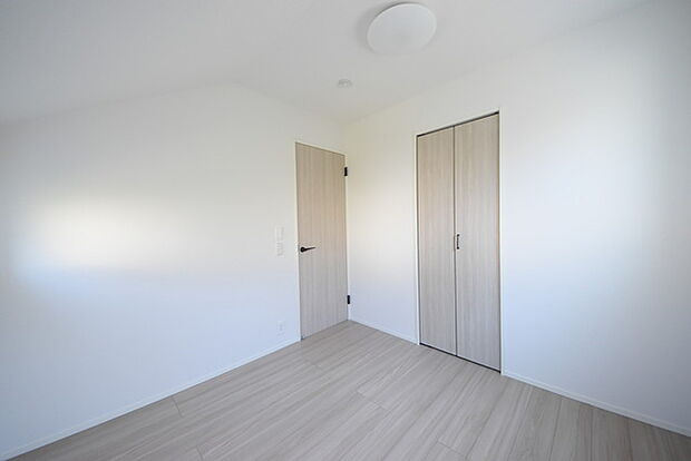 今からここを誰のお部屋にしようか、そんな洋室。大きさは4.5帖です。