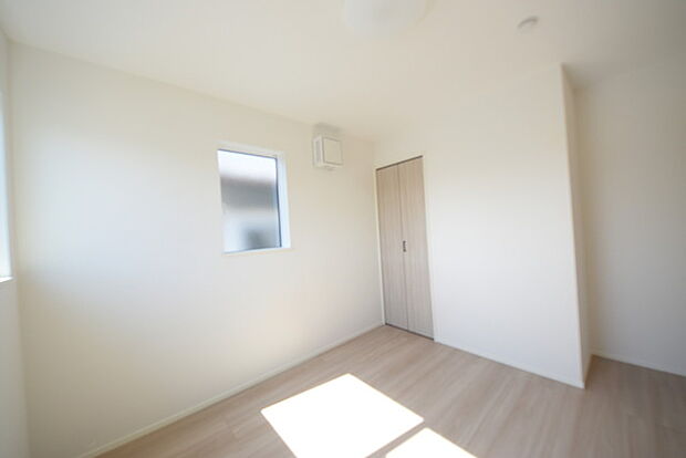 今からここを誰のお部屋にしようか、そんな洋室。大きさは5.28帖です。