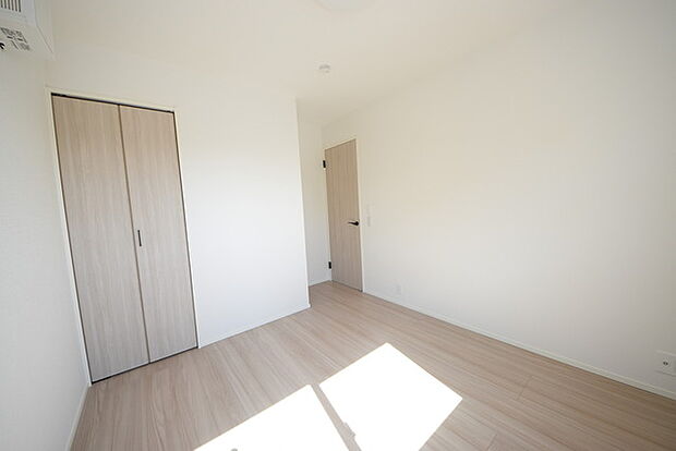 今からここを誰のお部屋にしようか、そんな洋室。大きさは〇〇帖です5.28