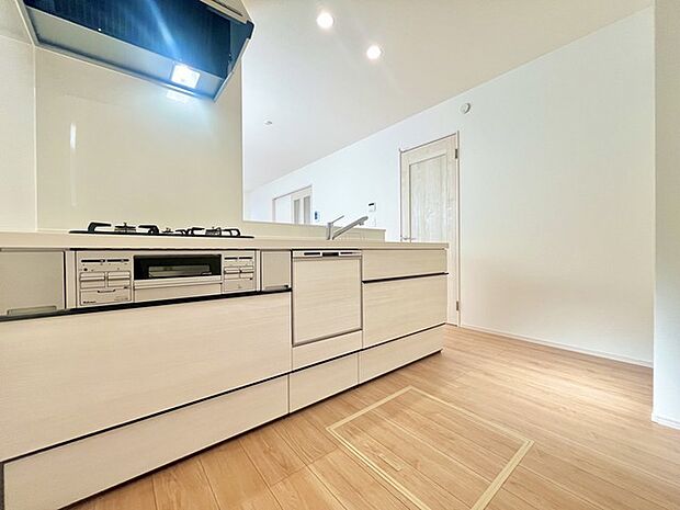 家族が一番集まる場所だから広々としつつも素敵な空間であって欲しい。皆がくつろぐリビングからキッチンまでが一つに繋がる空間。 