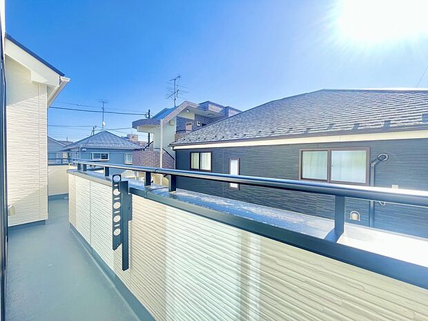 南側のお部屋から出入りできる、奥行きのあるワイドバルコニー。心地よい陽射しと暖かな風を楽しむことが出来ます。 