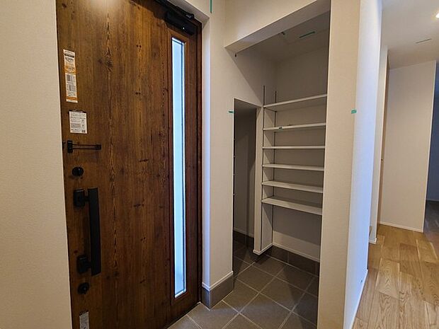明るく開放的な玄関、靴の脱ぎ履きもしやすく、収納も豊富でご家族皆様の靴をスッキリ収納できます。 