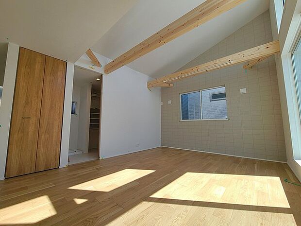 家族団欒のリビング。陽光差し込む食卓には家族の会話とスマイルが溢れます。いつまでもここで食卓を囲みたくなる、そう感じさせてくれるスペース。 