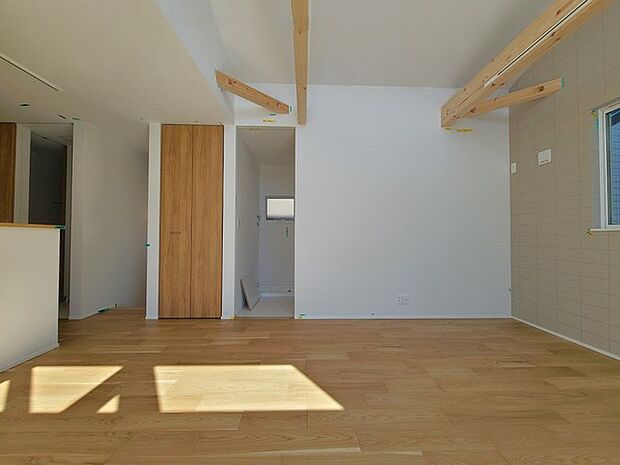 家族団欒のリビング。陽光差し込む食卓には家族の会話とスマイルが溢れます。いつまでもここで食卓を囲みたくなる、そう感じさせてくれるスペース。 