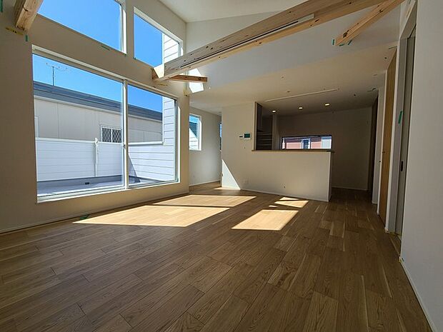 明るく、開放感もあり、冬は暖気が上昇しやすい吹き抜けリビング。