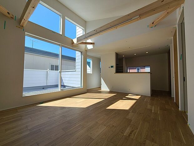 開放感ある上部の吹き抜けは、より高い場所からの陽を取り込み四季折々に室内を演出してくれます。 