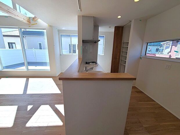 リビングにいる家族の顔が見渡せるカウンターキッチン。お料理もより一層おいしく、楽しく。食器棚を背面に設置しても十分な広さを確保しています。