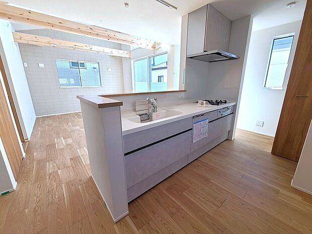 リビングにいる家族の顔が見渡せるカウンターキッチン。お料理もより一層おいしく、楽しく。食器棚を背面に設置しても十分な広さを確保しています。 