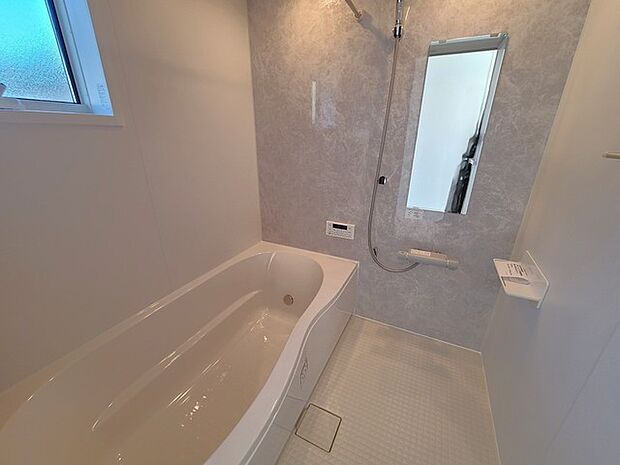 一緒にお風呂に入っている子供達の声がリビングまで聞こえてきそうな広々とした1坪バス