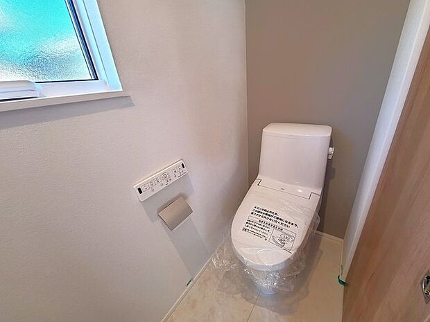 ウォシュレット機能付きのトイレ。換気のしやすい窓付きで、収納もあり実用性も兼ね備えた造り。 