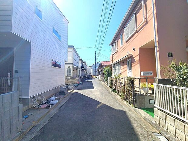 戸建てが立ち並ぶ静かな住宅街。四季折々の移り変わりを感じながら自然と楽しみ、暮らす、そんな毎日を日々の中で感じられる住環境 