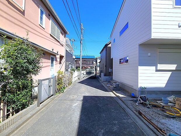 戸建てが立ち並ぶ静かな住宅街。四季折々の移り変わりを感じながら自然と楽しみ、暮らす、そんな毎日を日々の中で感じられる住環境 