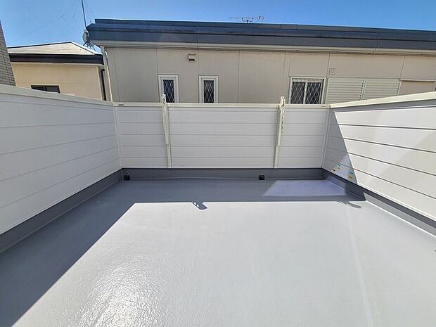 広めのバルコニーは風通しも良くお洗濯物もしっかりと干すことができます！ 