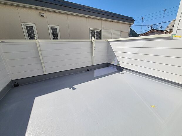 広めのバルコニーは風通しも良くお洗濯物もしっかりと干すことができます!