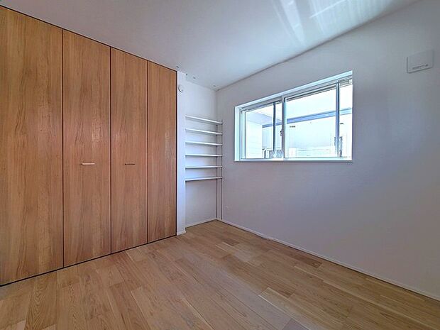 どんな家具にでも相性が良い清潔感ある白色調のクロスを採用。主張しすぎない配色、耐久性にも優れた床材は日々のメンテナンスも楽に、快適に過ごして頂けるよう考えられています。 