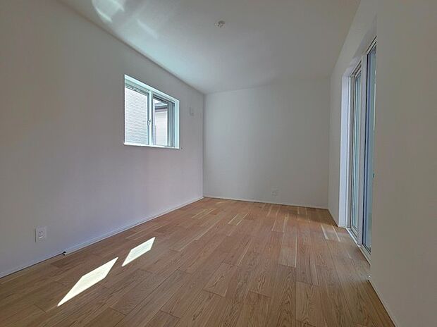 どんな家具にでも相性が良い清潔感ある白色調のクロスを採用。主張しすぎない配色、耐久性にも優れた床材は日々のメンテナンスも楽に、快適に過ごして頂けるよう考えられています。