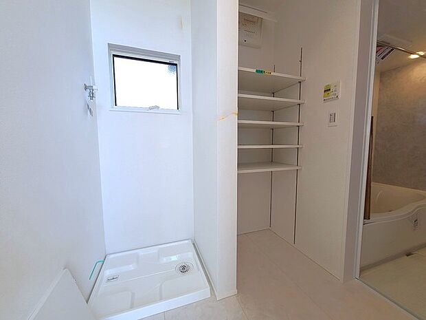 ゆとりの洗面スペースで朝の身支度もスムーズに行えます。