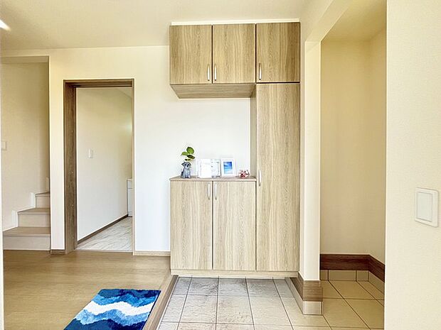 土間収納付きでベビーカーやゴルフバック、お子様のおもちゃもスッキリ収納できます。 