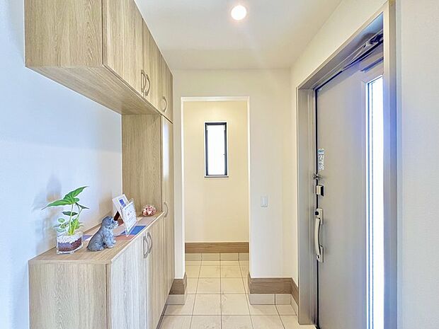 明るく開放的な玄関、靴の脱ぎ履きもしやすく、収納も豊富でご家族皆様の靴をスッキリ収納できます。