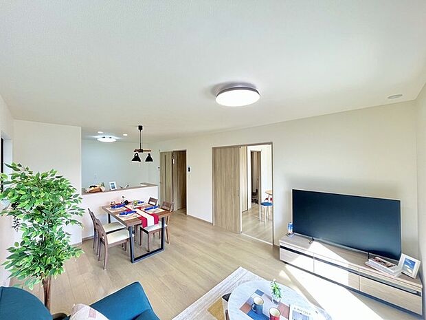 リビングは家具の配置も思いのまま。自由度が高い設計です。 