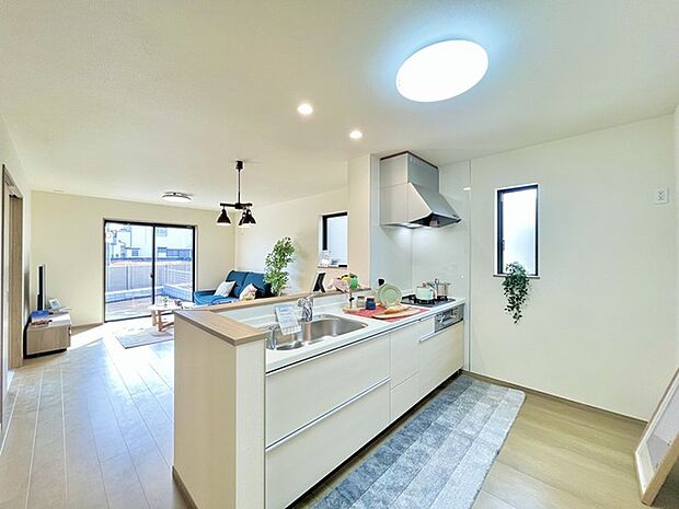 家族や友人、両親、親戚とこれから沢山の時間を紡ぐのだろう。そこを彩るのは窓から見える青い空、心地よい緑。そんなイメージが膨らむリビングスペース。 